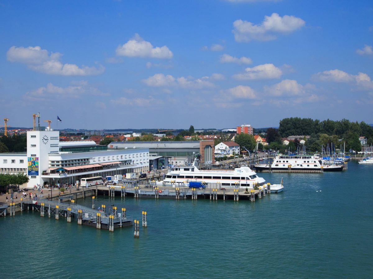 Ausblick auf den Friedrichshafen mit Booten